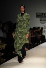 Model walks the ramp for Anand Kabra at Wills Lifestyle India Fashion Week Autumn Winter 2012 Day 1 on 15th Feb 2012 (13).JPG